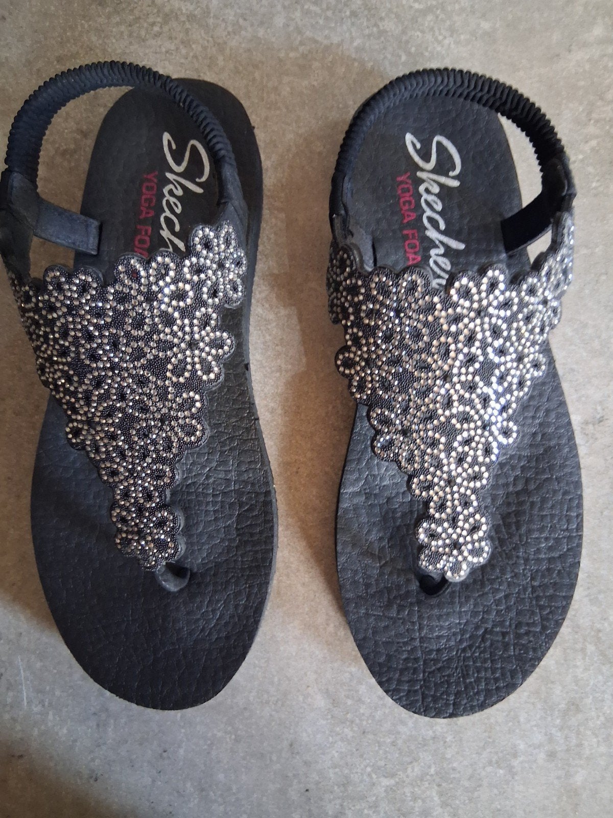 Skechers Yoga Foam sandalen met kraaltjes, Skechers, Zwart, Gedragen, Sandalen of Muiltjes