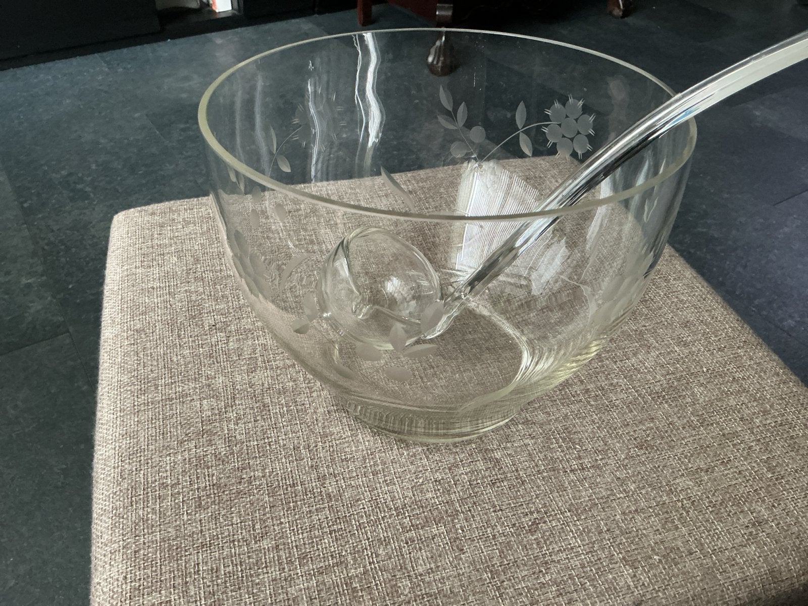 Glazen punchkom met lepel, gegraveerd bloemmotief, Antiek en Kunst, Ophalen