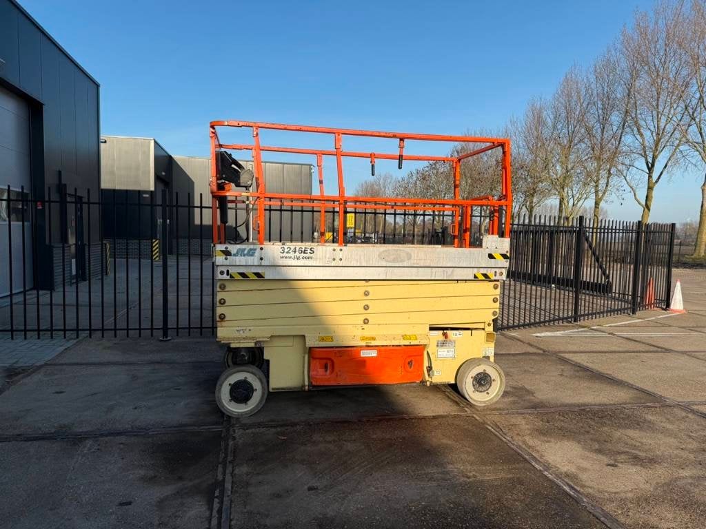 JLG 3246 ES Schaar hoogwerker 12 meter (bj 2013), Zakelijke goederen, Machines en Bouw | Liften, Steigers en Ladders