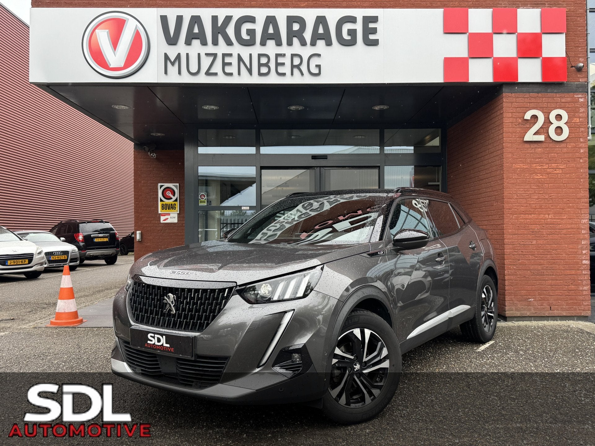 Peugeot 2008 1.2 PureTech GT-Line // D.RIEM VERVANGEN // MAS, Dealer onderhouden, Gebruikt, Zwart, 1199 cc