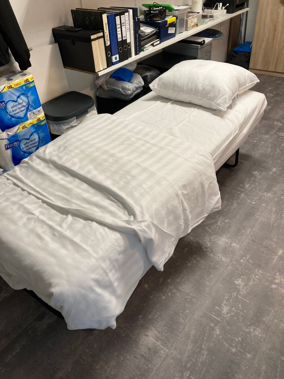Logeerbed, Huis en Inrichting, Ophalen, Eenpersoons, Zo goed als nieuw, 80 cm