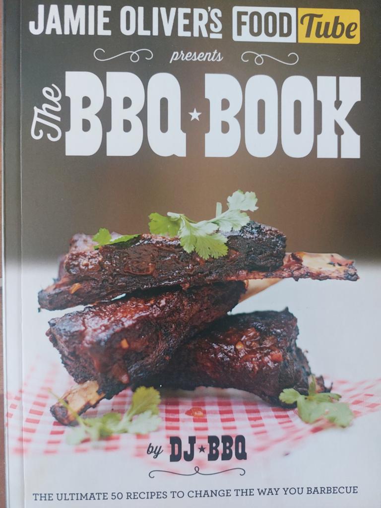 Jamie Oliver's Food Tube Presents The BBQ Book by DJ BBQ, Ophalen of Verzenden, Zo goed als nieuw, Hoofdgerechten, Overige gebieden