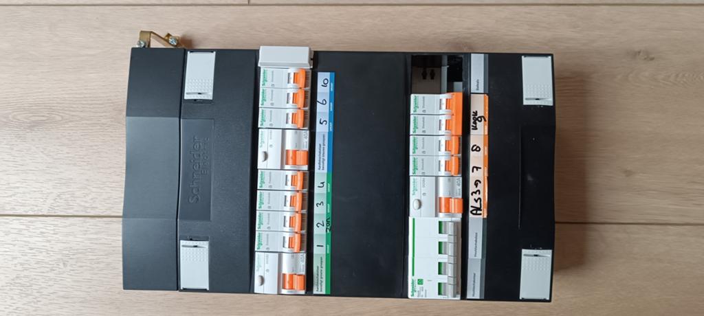 Schneider Groepenkast met 11 automaten en 3 aardlek, Doe-het-zelf en Verbouw, Elektra en Kabels, Ophalen of Verzenden, Gebruikt