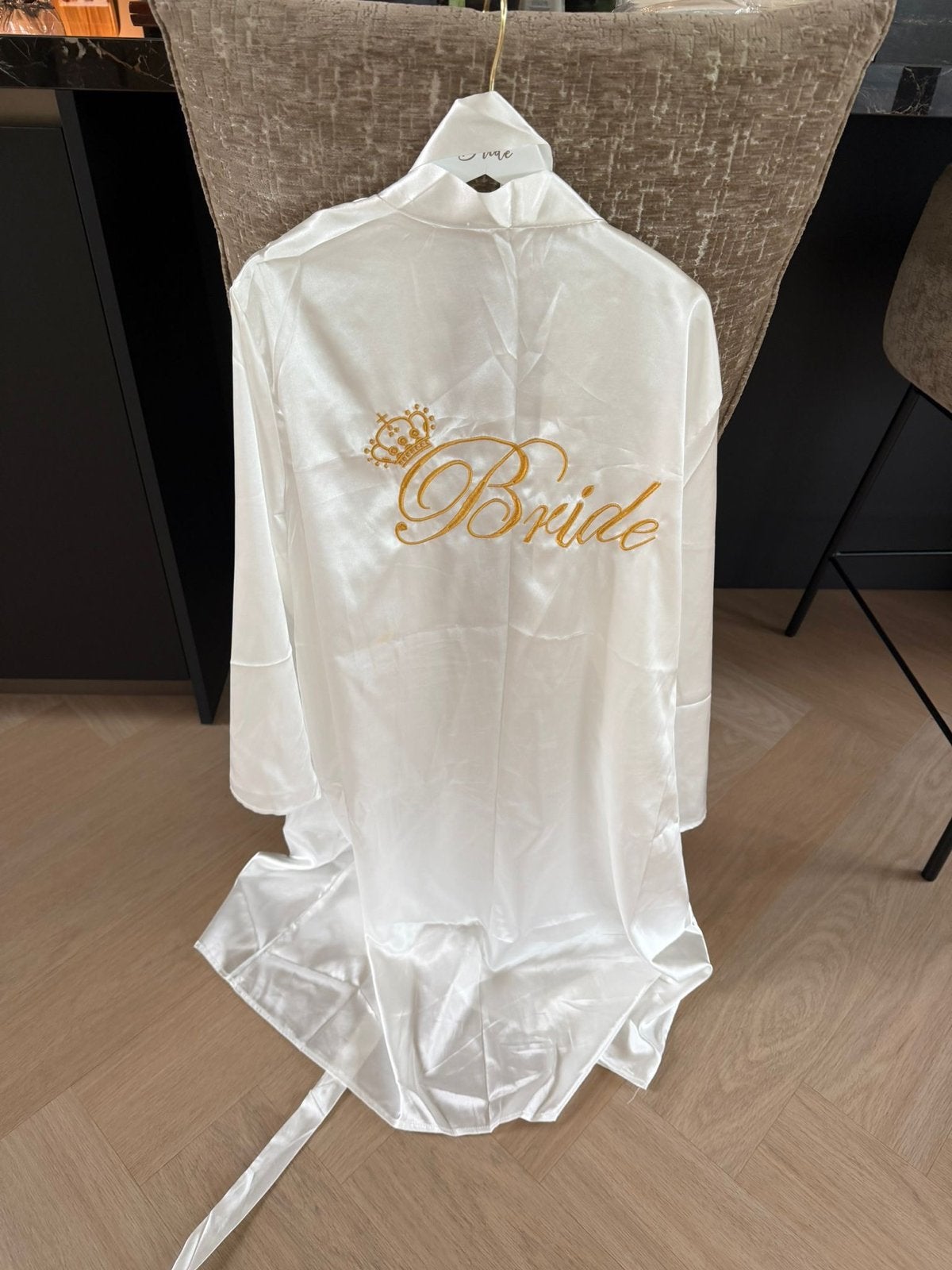 Witte satijnen bruidsbadjas met 'Bride' borduursel, Ophalen of Verzenden, Nieuw, Wit, Accessoires