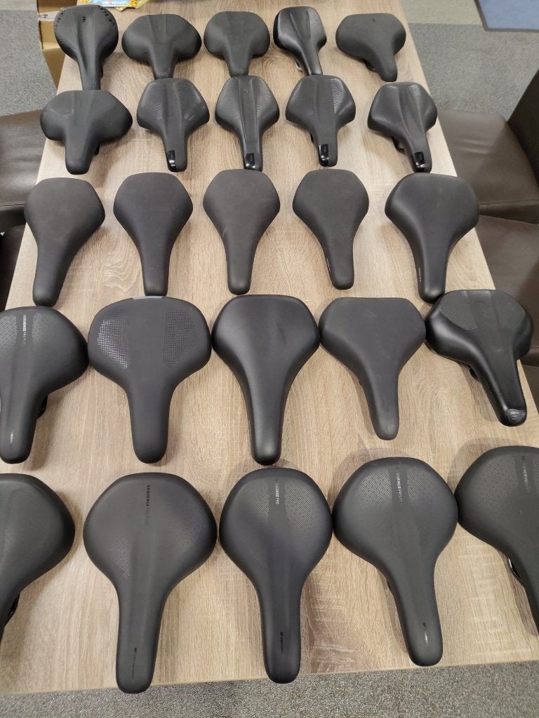 25 zadels voor €125,-, ., Ophalen of Verzenden, Zo goed als nieuw, .