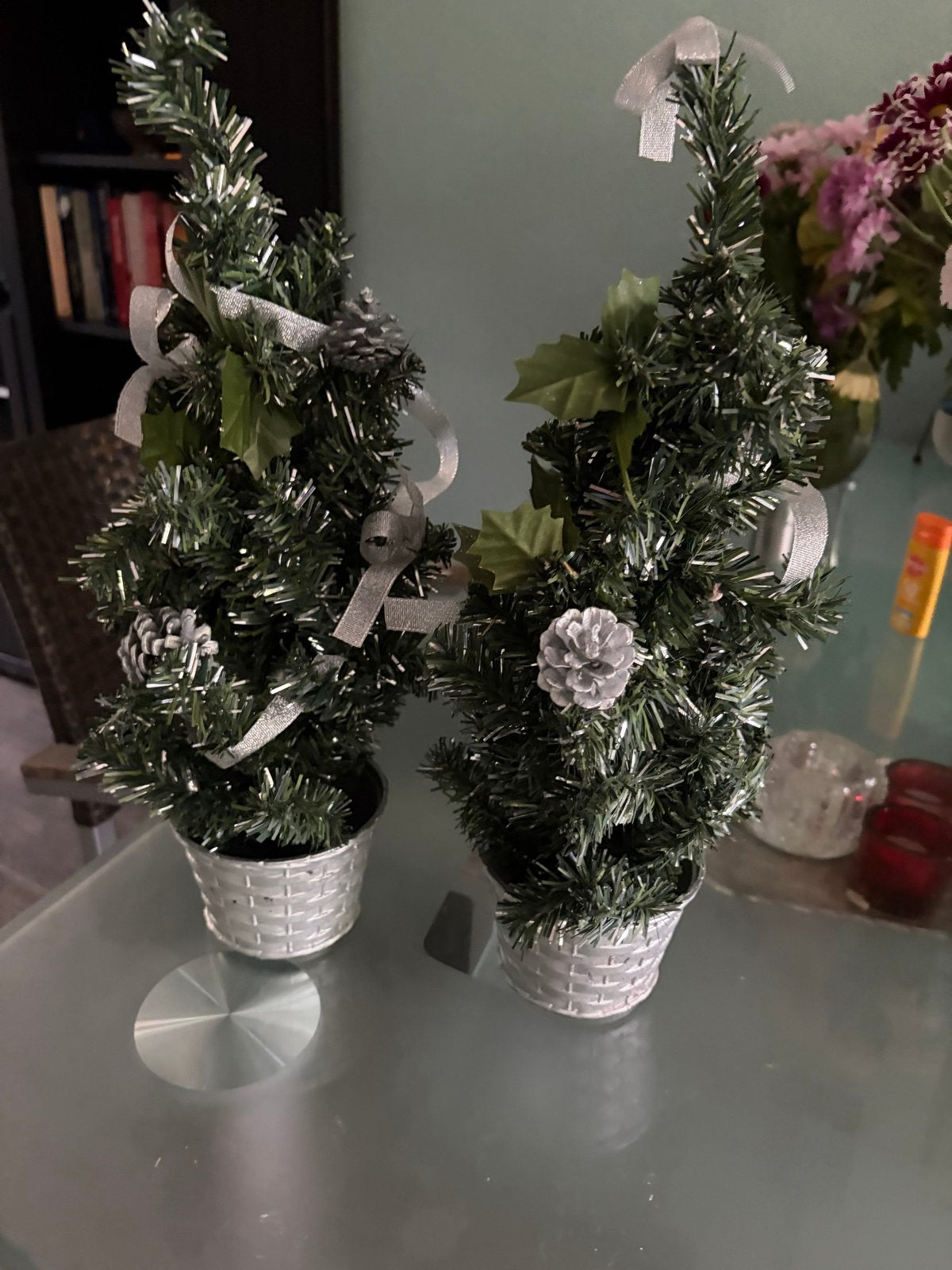 2 kleine kunst kerstboompjes versierd, Ophalen, Zo goed als nieuw