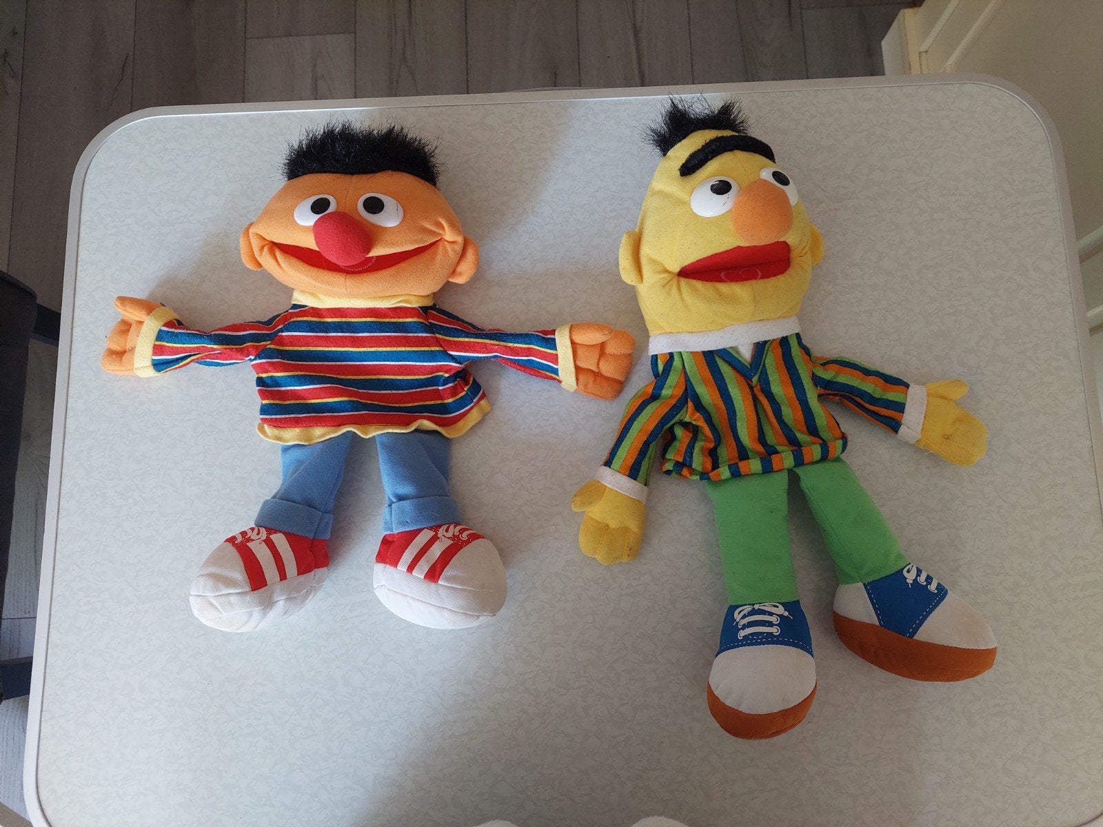 Set van twee leuke handpoppen van Bert en Ernie uit Sesamstr, Overige karakters, Overige typen, Ophalen of Verzenden, Zo goed als nieuw