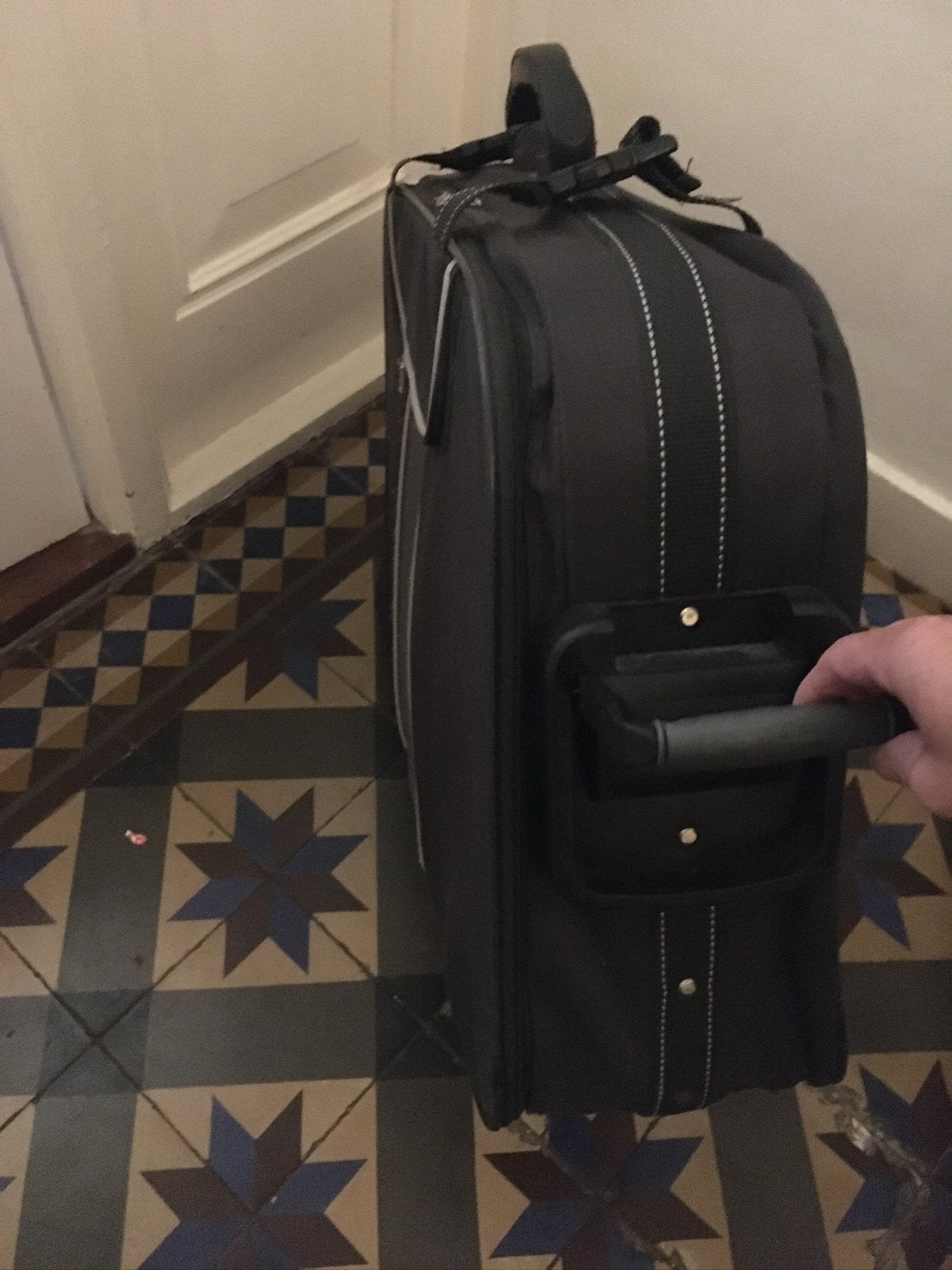 Zwarte koffer met wieltjes en uitschuifbare handgreep, Gebruikt, 50 tot 60 cm, Ophalen of Verzenden, Zacht kunststof