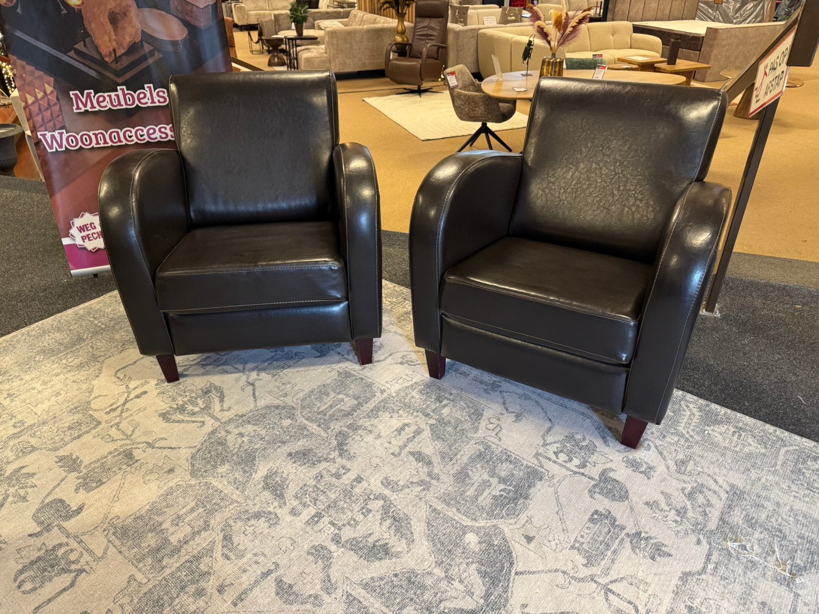 2x Fauteuil Bruin Lederstof €99,- Direct/Leverbaar, Ophalen, Mwonenenslapen, Mwonenenslapen@ziggo.nl, 50 tot 75 cm