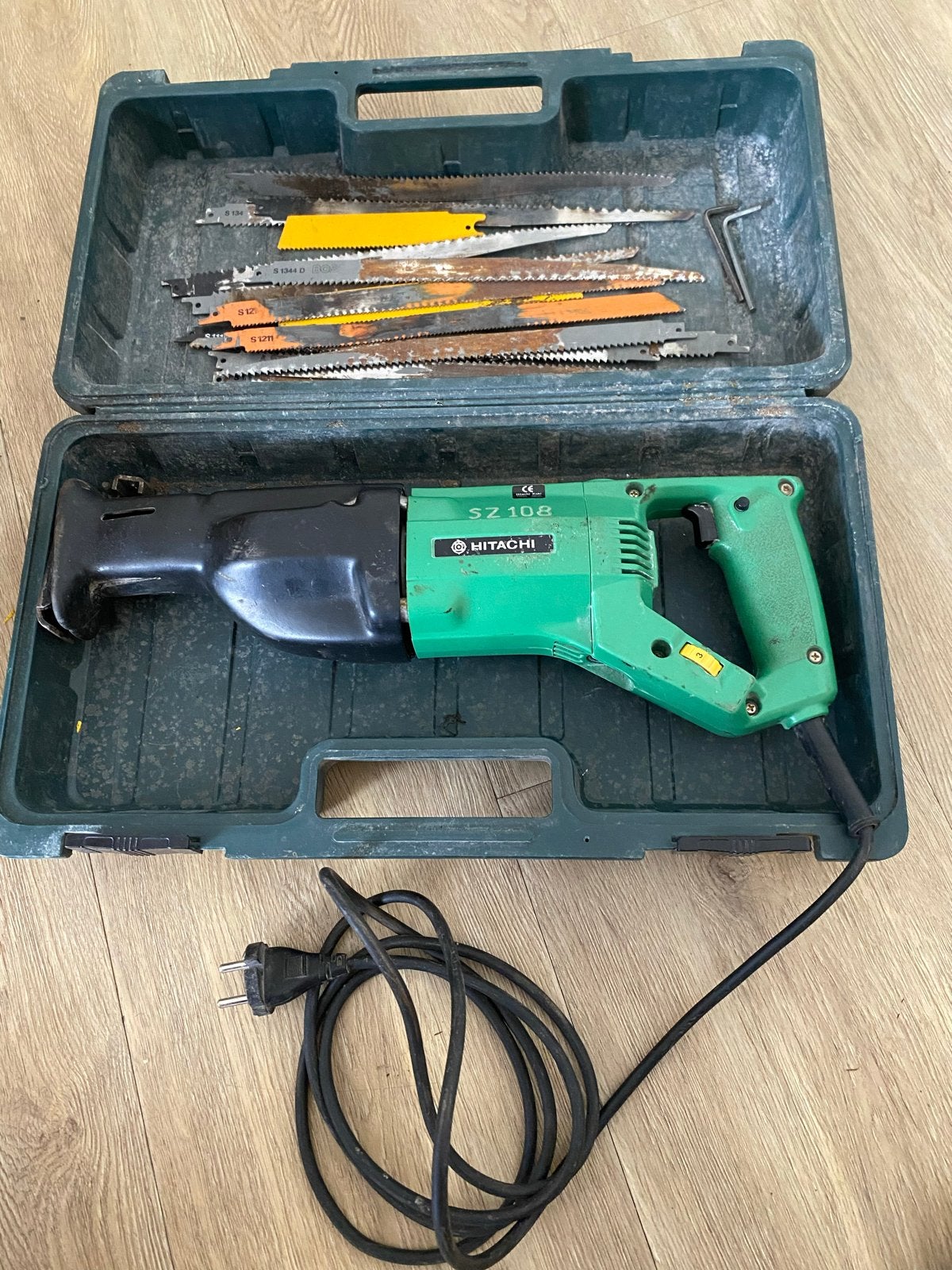 Hitachi Reciprozaag CR 12V 720W met zaagbladen en koffer, Doe-het-zelf en Verbouw, Gereedschap | Zaagmachines, Ophalen, Gebruikt