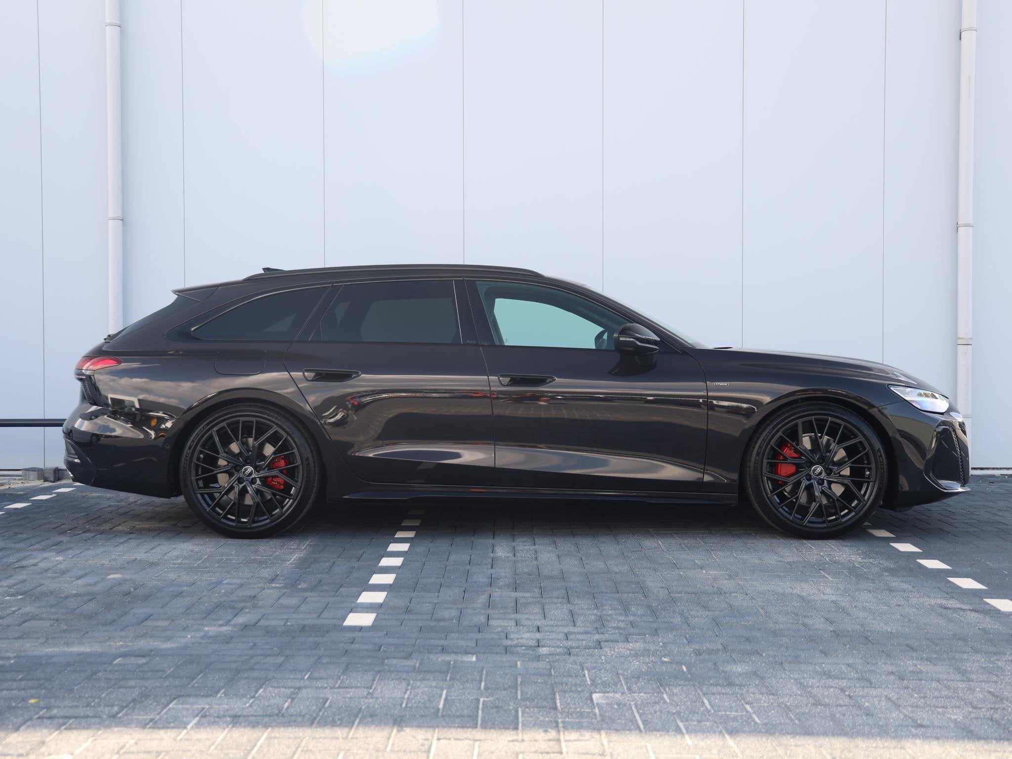 Audi A6 Avant S edition Competition e-hybrid 270 kW / 367 B&, Auto's, Audi, Automaat, 2165 kg, 150 min, 26 kWh