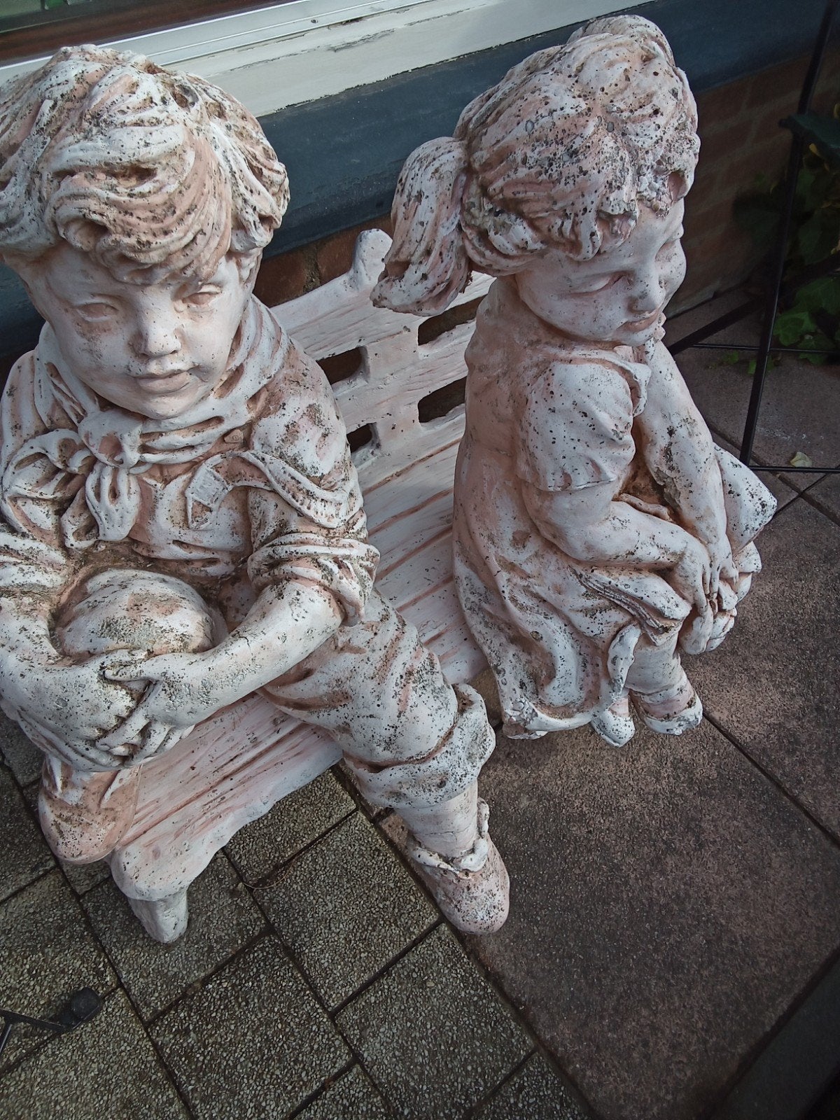 Tuinbeeld jongen meisje met bankje van beton 60x70, Ophalen