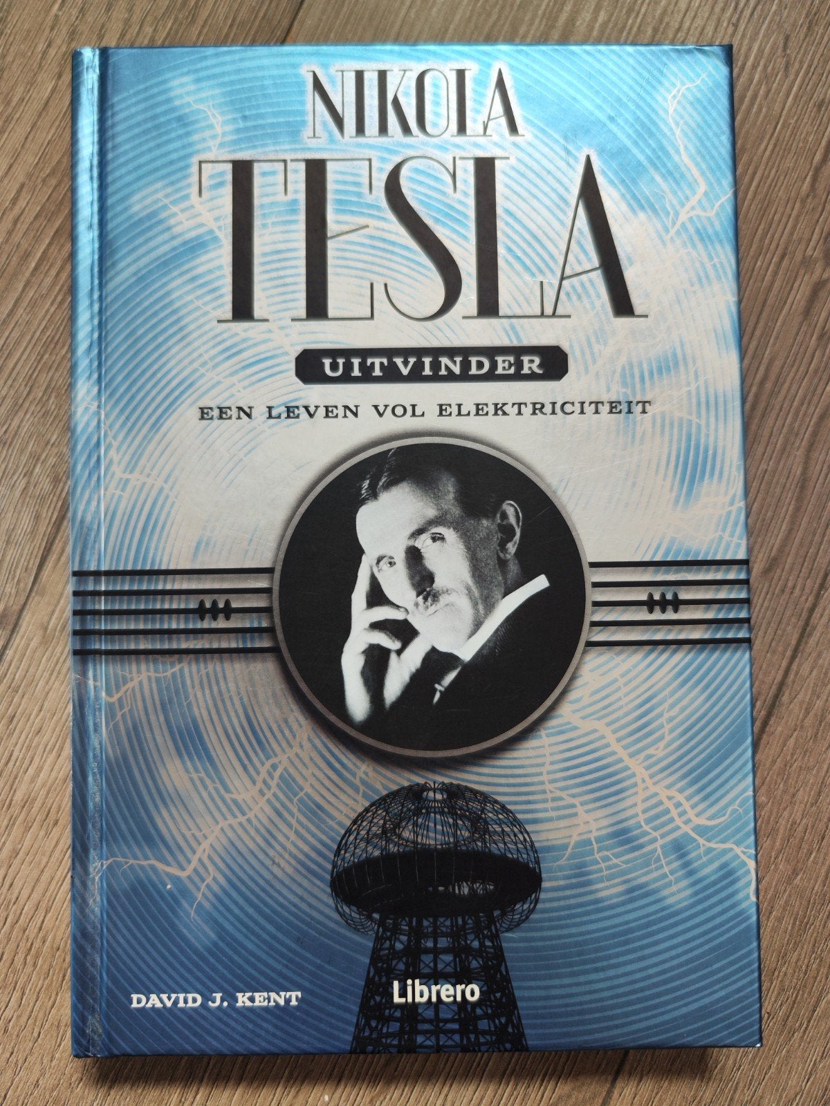 Nikola Tesla uitvinder – David J. Kent | Biografie Hardcover, Boeken, Ophalen of Verzenden, Zo goed als nieuw, Natuurwetenschap