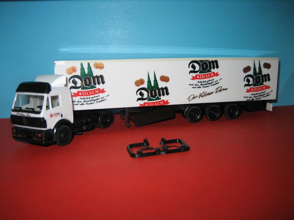 DOM-Kolsch bier  MERCEDES  NU speciale prijs  Herpa, Ophalen of Verzenden, Zo goed als nieuw, Bus of Vrachtwagen, Herpa