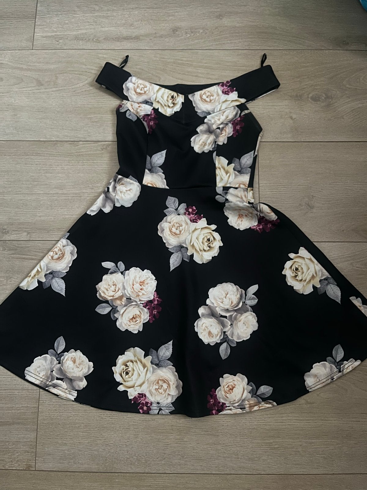 Zwarte jurk met bloemenprint en off-shoulder, Kleding | Dames, Zwart, Ophalen of Verzenden, Zo goed als nieuw, Maat 36 (S)