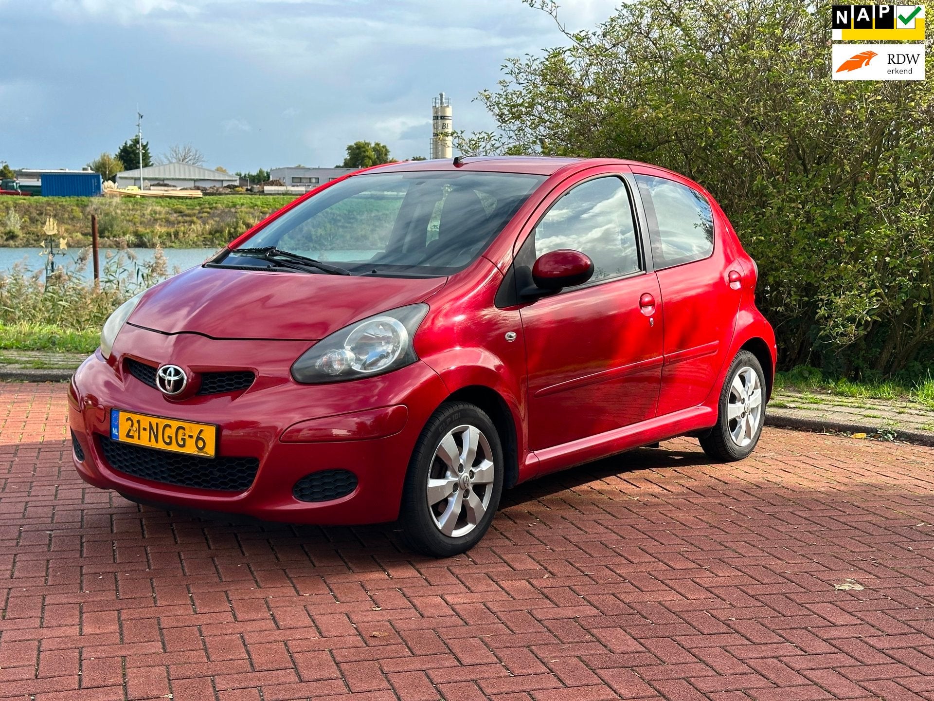 Toyota Aygo 1.0-12V Aspiration Red Airco/Nap/Car Play, Auto's, Voorwielaandrijving, Gebruikt, 4 stoelen, Alcantara