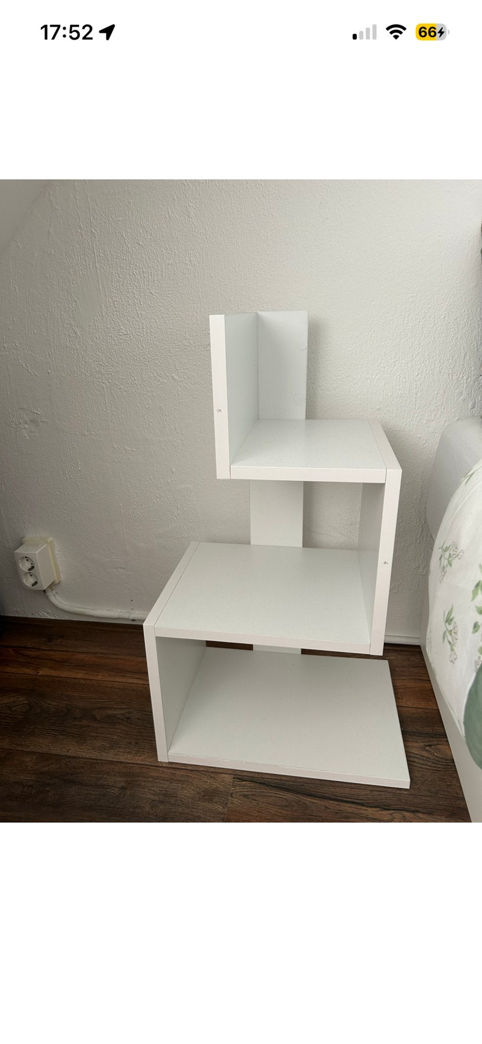 2x Moderne witte nachtkastjes met 3 niveaus, Ophalen, Minder dan 45 cm, Zo goed als nieuw, Minder dan 55 cm