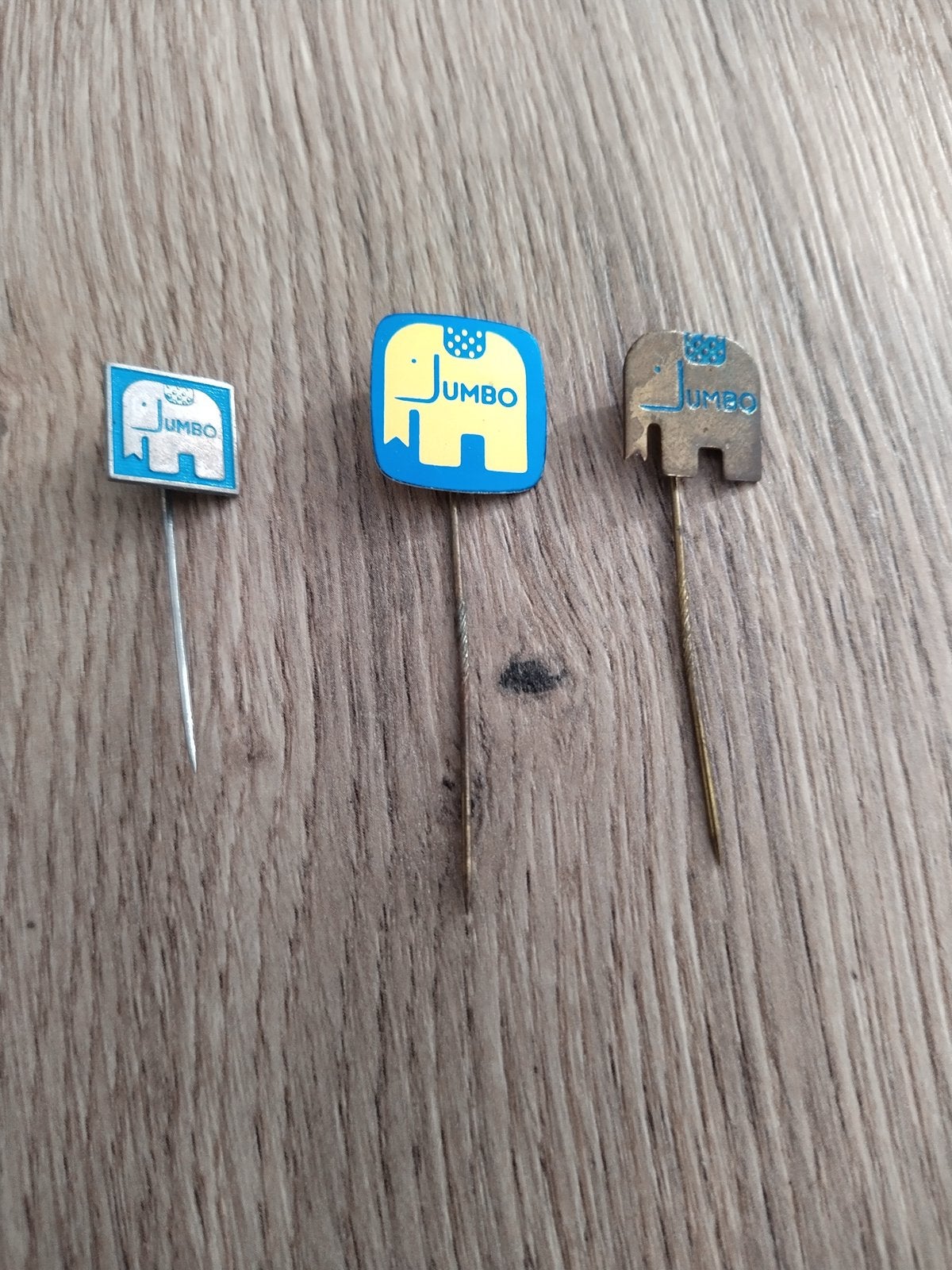 Jumbo speelgoed speldjes, 3 verschillende., Verzamelen, Speldjes, Pins en Buttons, Ophalen of Verzenden