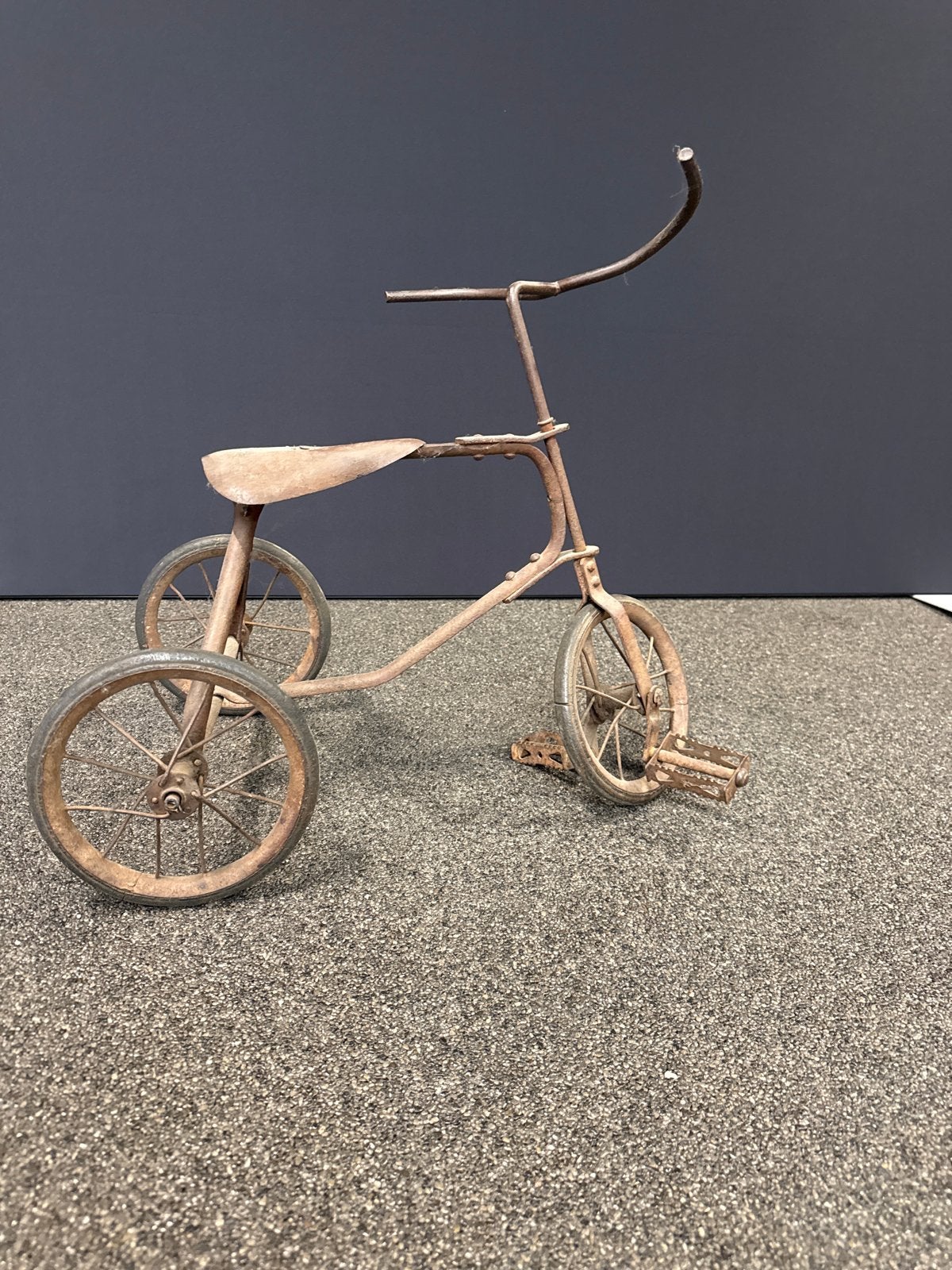Antieke driewieler - Decoratief roestig kinderfietsje, Fietsen en Brommers, Fietsen | Driewielers, Ophalen of Verzenden, Gebruikt
