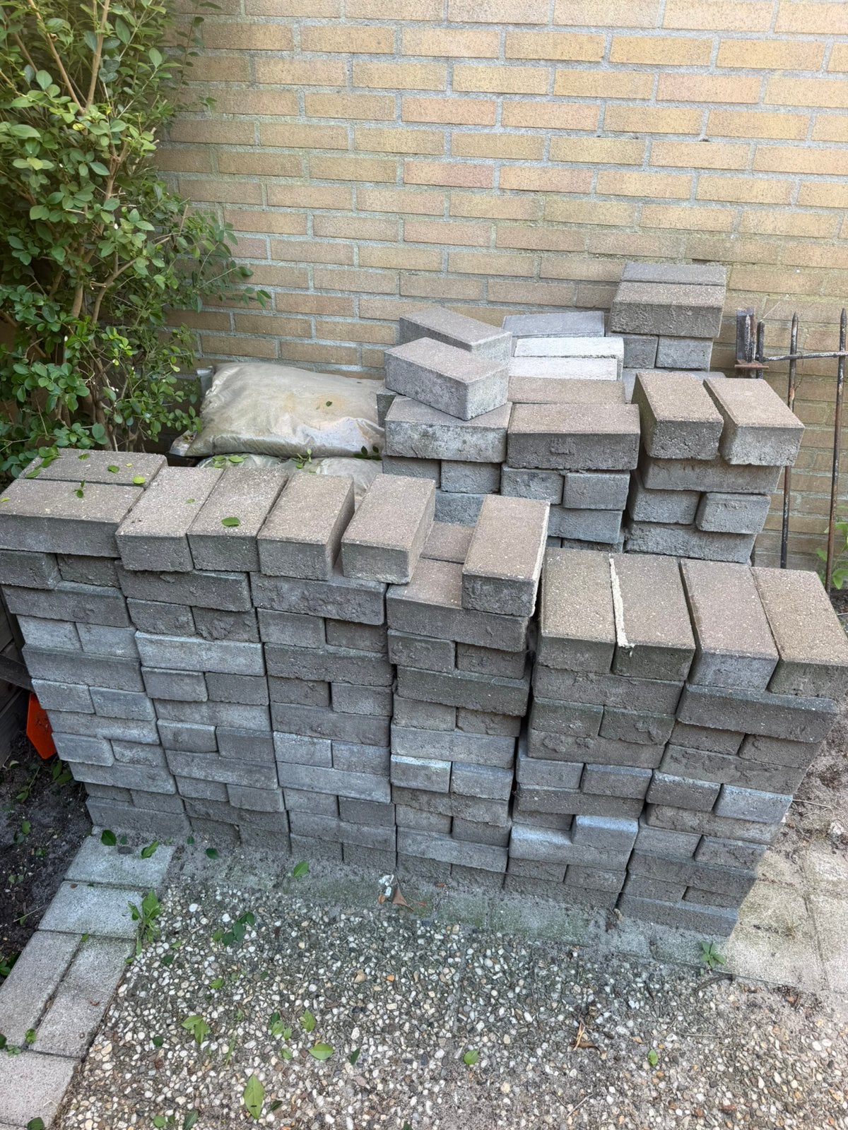 Circa 450 klinkers grijs gratis op te halen, Ophalen, Zo goed als nieuw, Beton, Klinkers