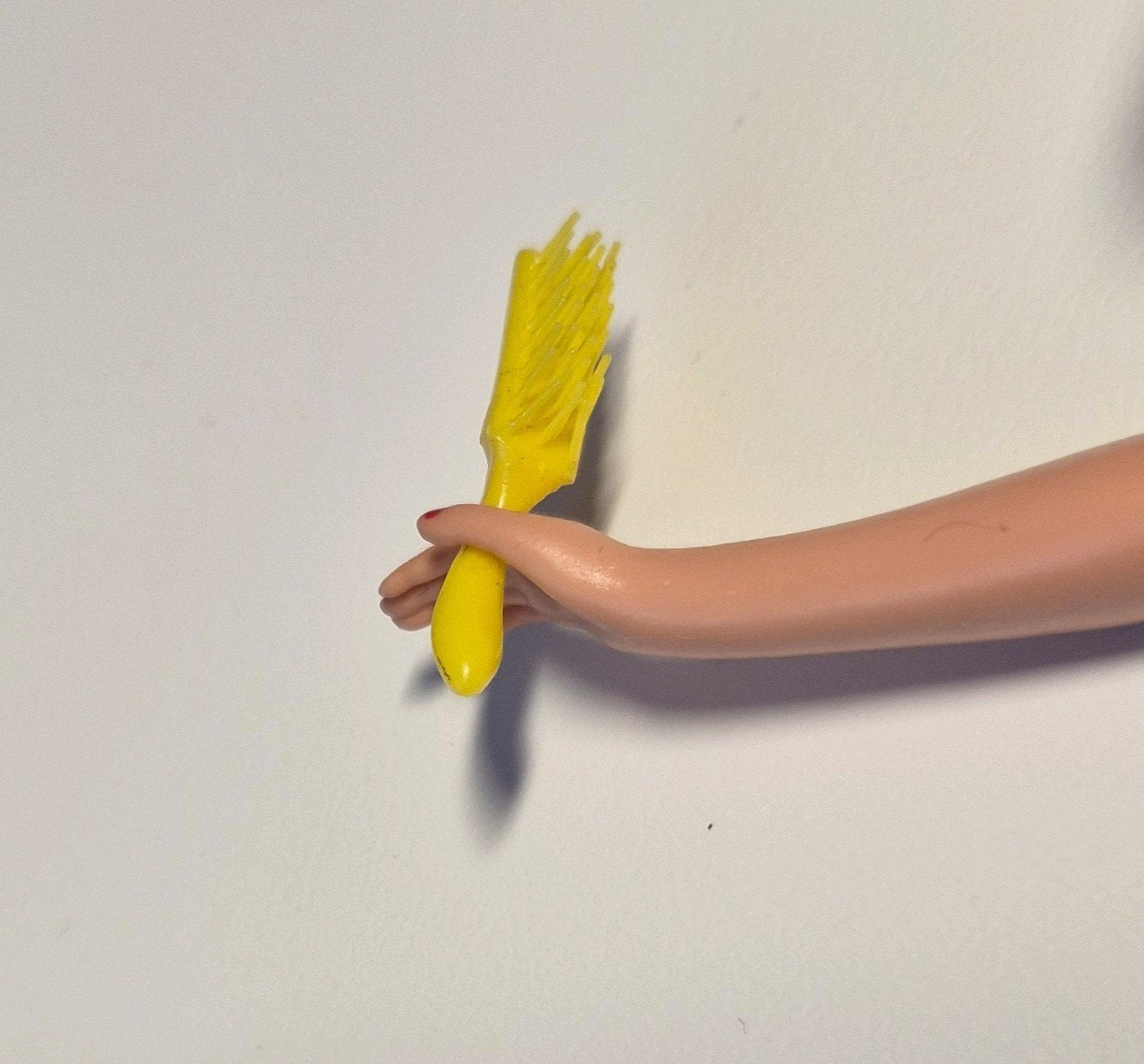 geel barbie vintage  borsteltje mattel, Verzamelen, Ophalen of Verzenden, Accessoires