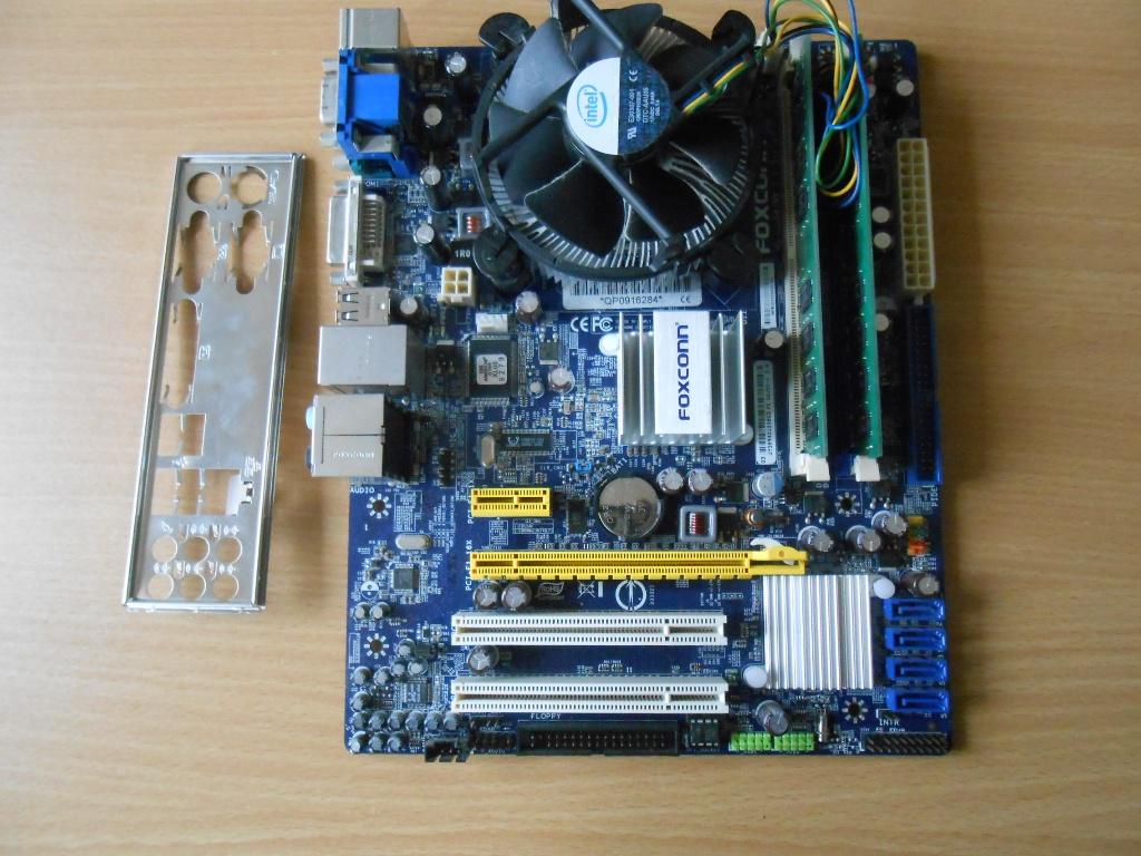 Moederbord met cpu, ram, en koeler, Computers en Software, Moederborden, Ophalen, Gebruikt, Socket 775, Intel