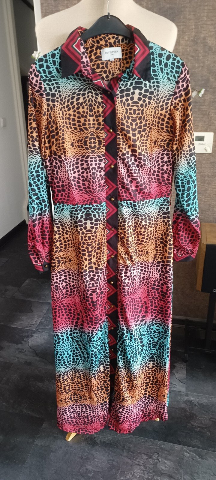 Mooie lange jurk van Est'seven maat M diverse kleuren, Kleding | Dames, Ophalen, Zo goed als nieuw, Overige kleuren, Onder de knie