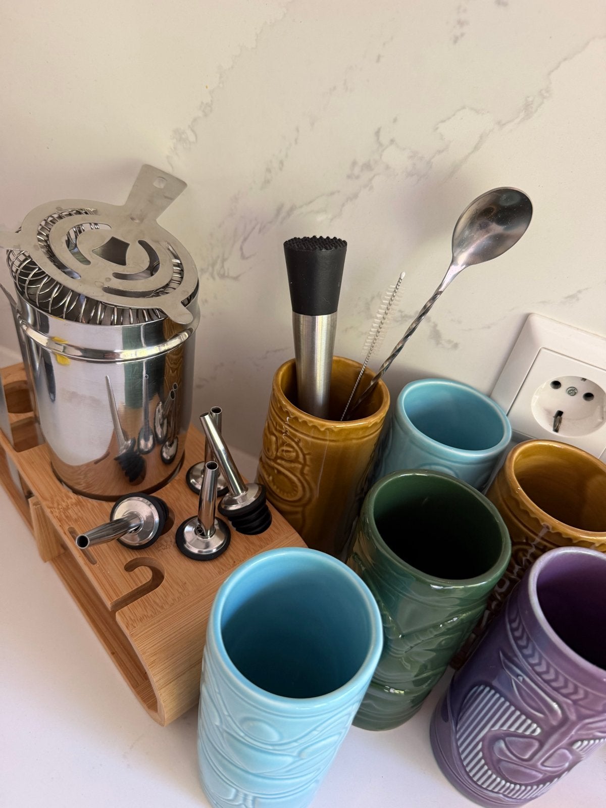 Cocktail Shaker Set met Tiki Mokken en Bamboe Houder, Ophalen, Overige typen, Zo goed als nieuw, Metaal
