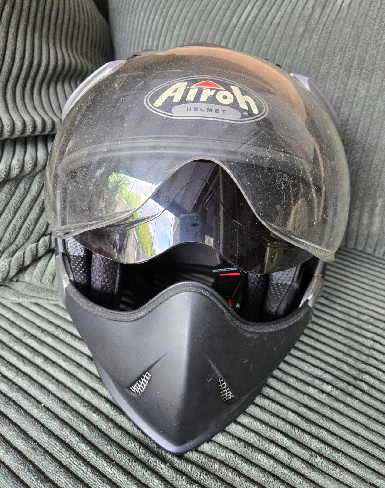 Zo goed als nieuwe Airoh Tr1 helm met zonneklep, maat XS, Motoren, Ophalen of Verzenden