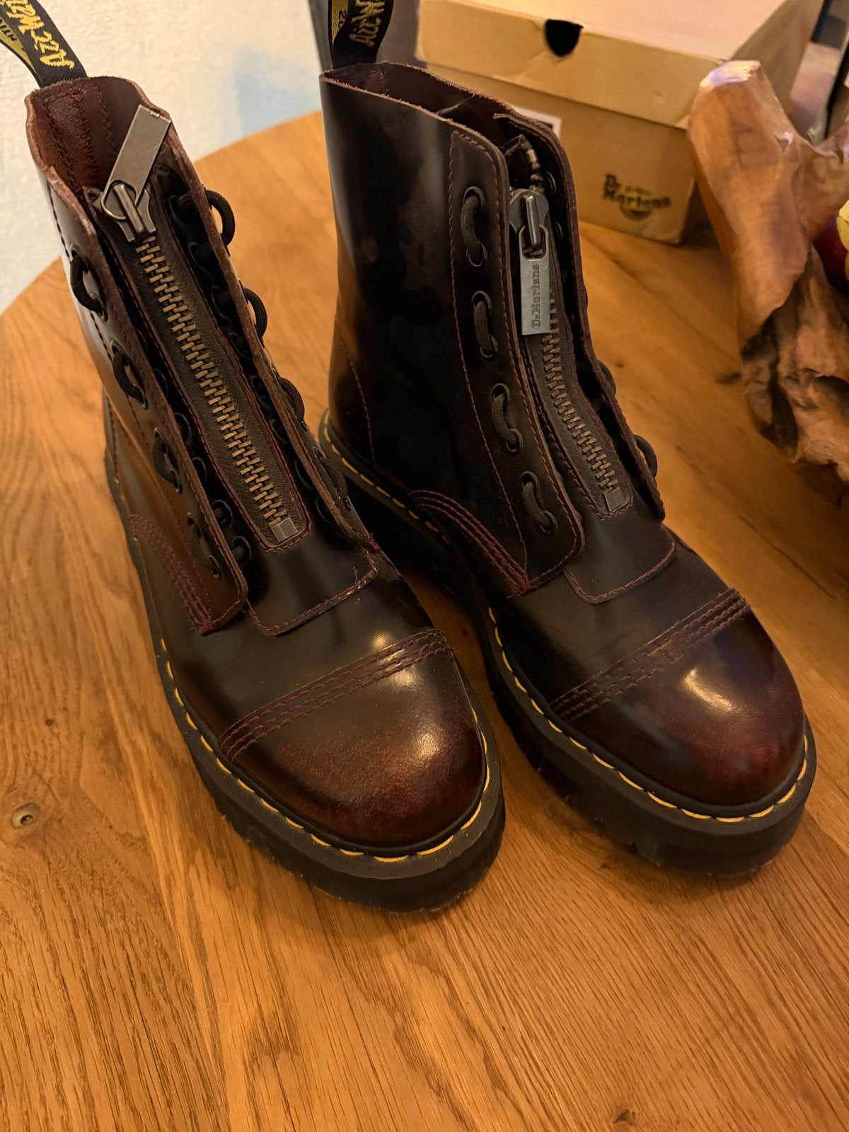 Dr. Martens Sinclair cherry red Arcadia versturen kan ook, Ophalen, Zo goed als nieuw, Rood, Lage of Enkellaarzen
