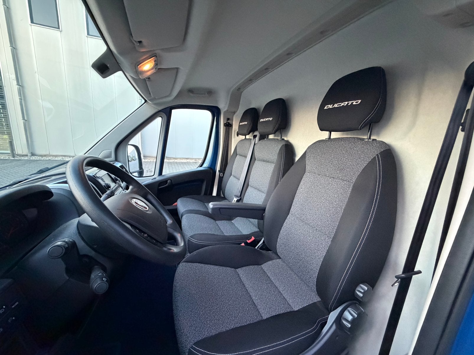 Fiat Ducato 140pk L3H2 automaat | 48600 km | camera trekhaak, Auto's, Bestelauto's, Stof, 2165 kg, Euro 6, Met garantie (alle)