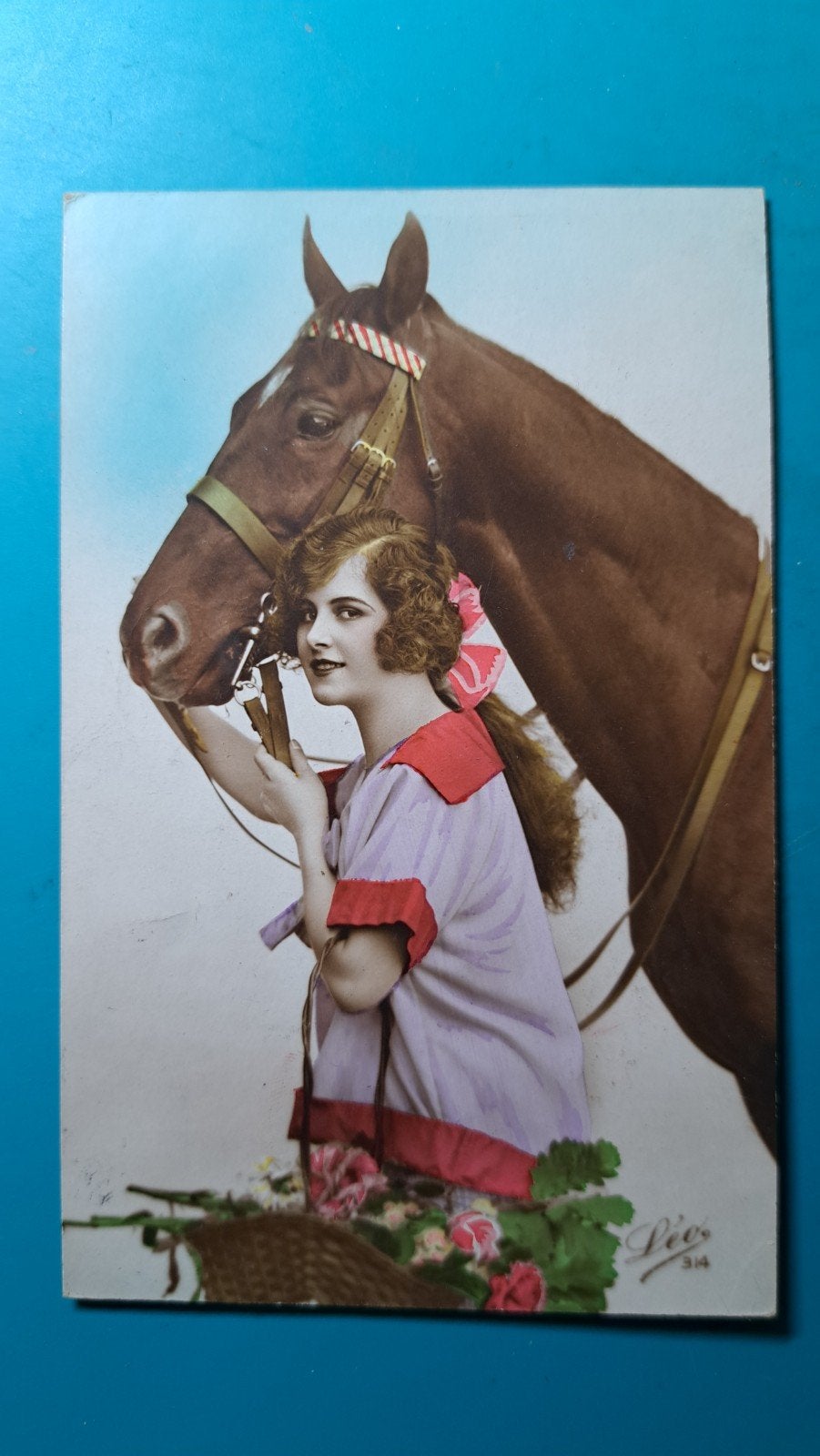 vrouw met paard,  model Belle epoque, Ophalen of Verzenden, Voor 1920, Gelopen
