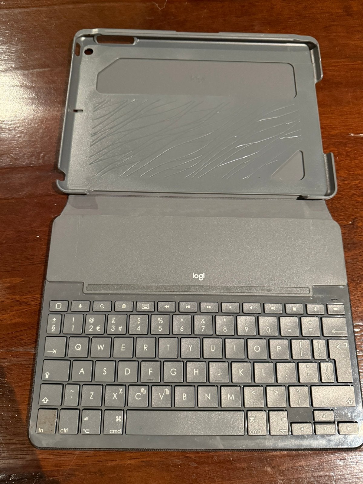 Logitech Folio iPad hoes met bluetooth toetsenbord Y-R0051, 10 inch, Gebruikt, Logitech, Bescherming voor- en achterkant