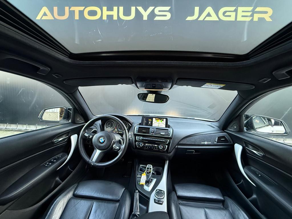 BMW 1-serie M140i High Executive Schuifdak h&K Leer Performa, Auto's, Achterwielaandrijving, Gebruikt, Lichtsensor, 2998 cc