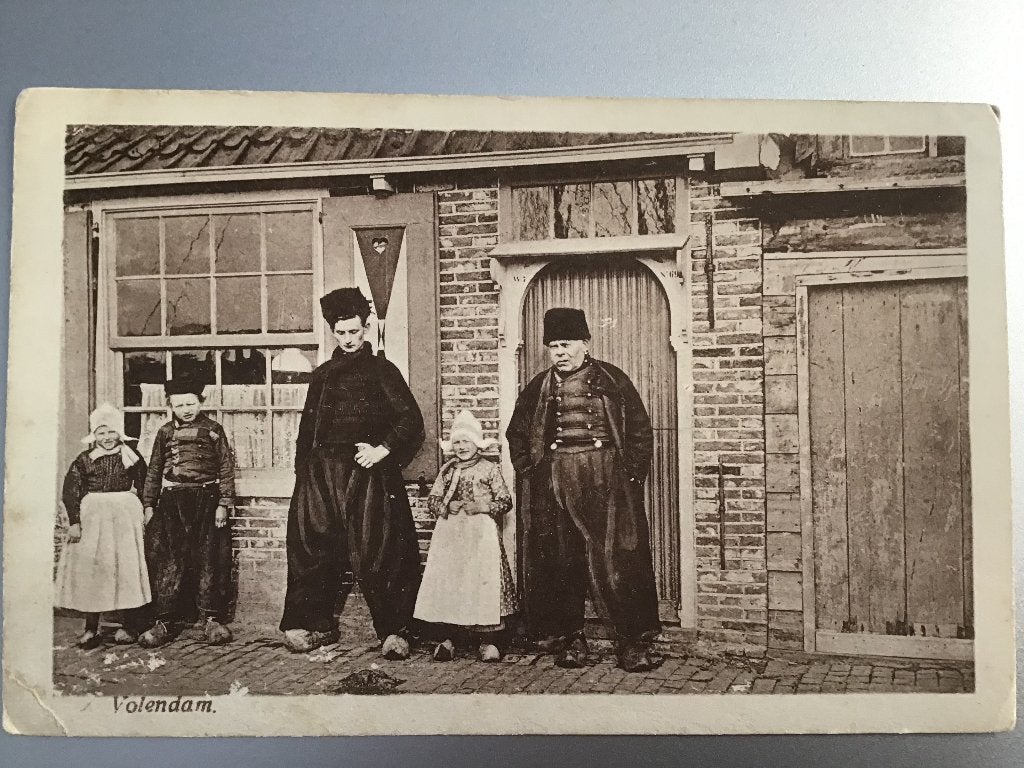 Oude briefkaart Volendam, 1939, met klederdracht, Ophalen of Verzenden, 1920 tot 1940, Gelopen, Noord-Holland
