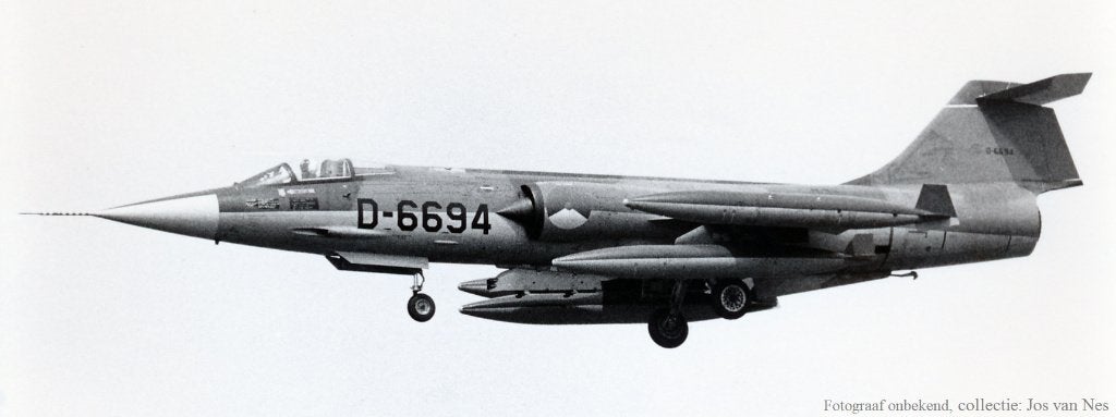 F-104  D-6694, Verzamelen, Luchtvaart en Vliegtuigspotten, Ophalen of Verzenden, Gebruikt, Kaart, Foto of Prent