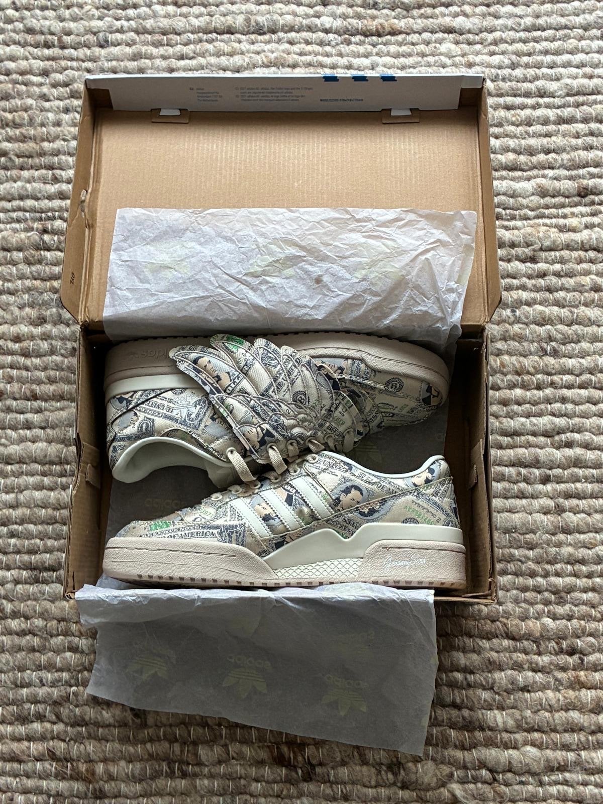 Adidas Jeremy Scott Forum Low Wings Money, Kleding | Heren, Ophalen of Verzenden, Nieuw, Overige kleuren, Sneakers of Gympen