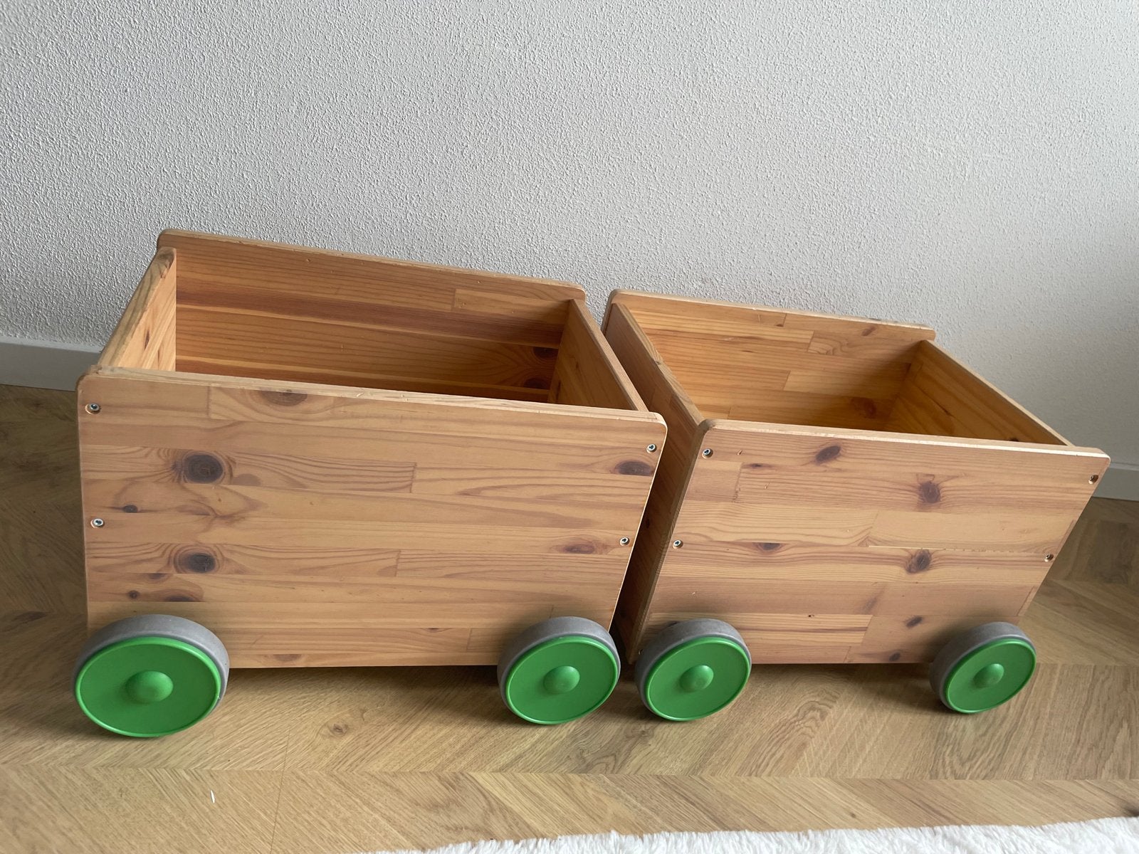 2 houten opbergbakken op wielen inclusief 17 voorleesboeken, Ophalen of Verzenden, Jongetje of Meisje