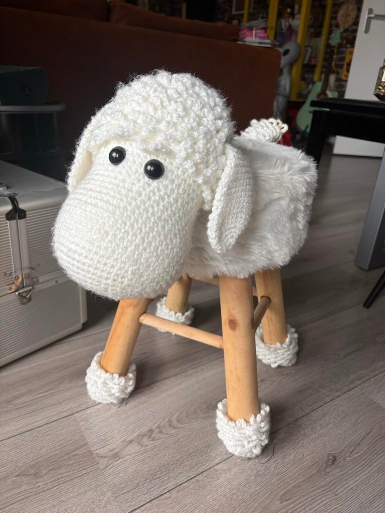 Leuke kruk met gehaakt schaap voor kinderkamer, Ophalen of Verzenden, Gebruikt, Hout