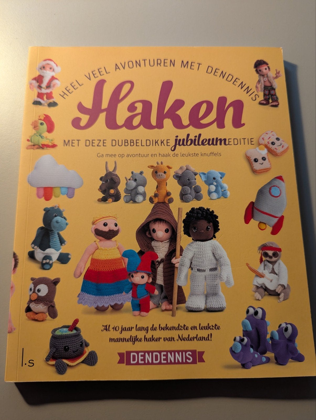 Heel veel avonturen met Dendennis haken (2022, jubileumed.), Breien en Haken, Dendennis, Ophalen of Verzenden, Zo goed als nieuw