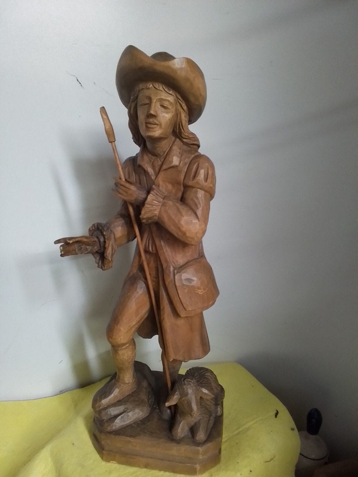 9415A)  mooi houten beeld herder met schaap  hoog 47cm, Antiek en Kunst, Ophalen of Verzenden