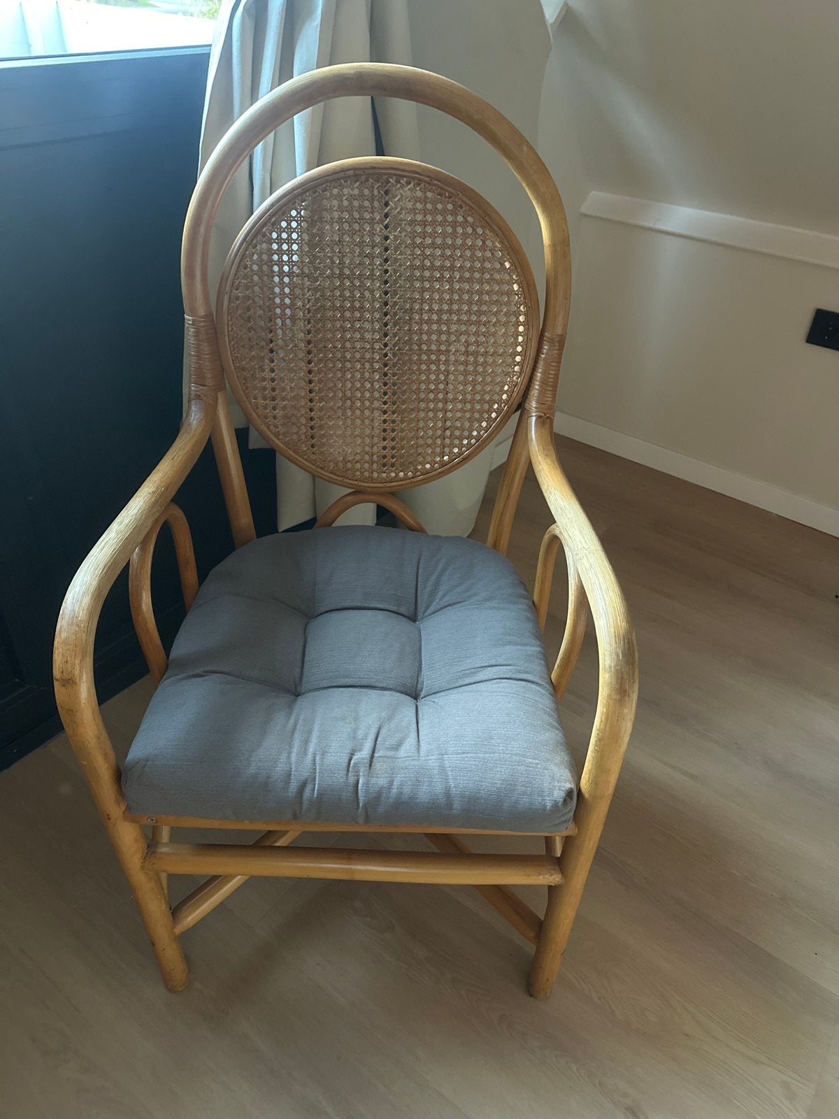 Rotan stoel met webbing en grijs kussen, Huis en Inrichting, Overige kleuren, Riet of Rotan, Ophalen of Verzenden, Zo goed als nieuw