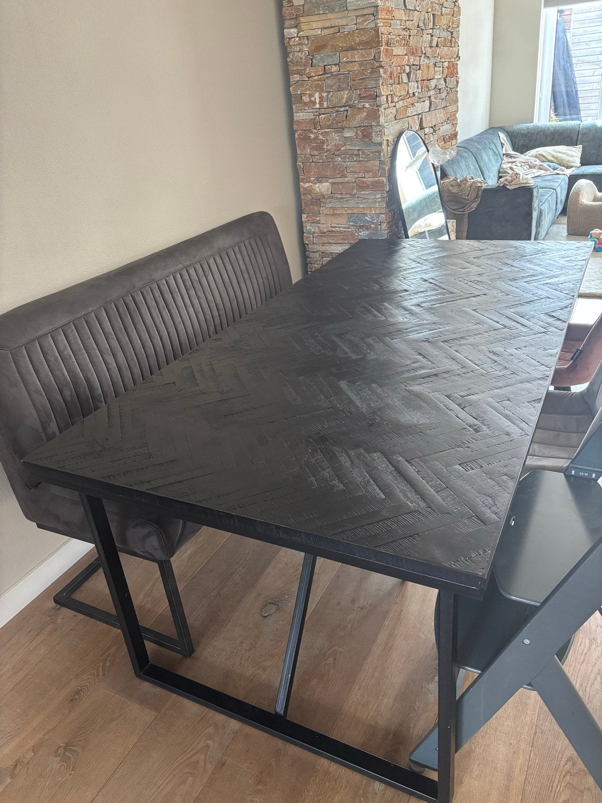 Zwarte eettafel met visgraatmotief en metalen onderstel, Ophalen, Gebruikt, 50 tot 100 cm, 150 tot 200 cm