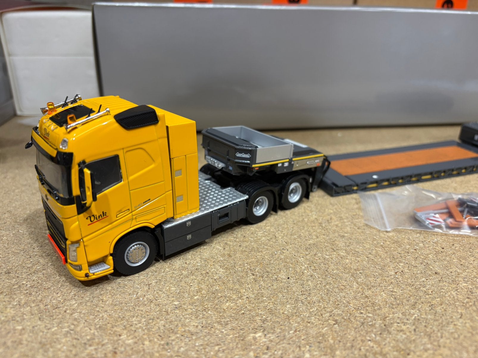 WSI VOLVO FH4 GLOB 6x2 VINK LOW LEADER, Ophalen of Verzenden, Nieuw, Bus of Vrachtwagen, Wsi