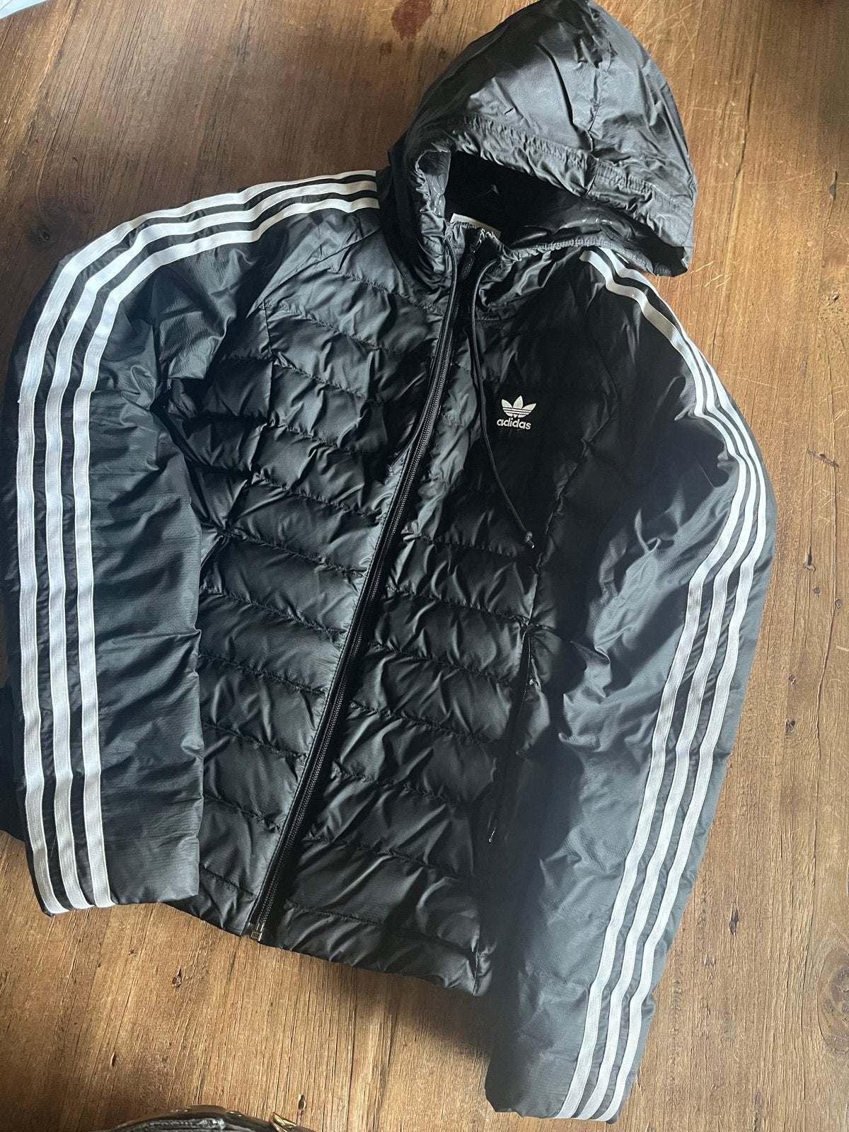 Adidas gewatteerde jas met capuchon - Zwart, Ophalen of Verzenden, Zo goed als nieuw, Maat 34 (XS) of kleiner, Zwart