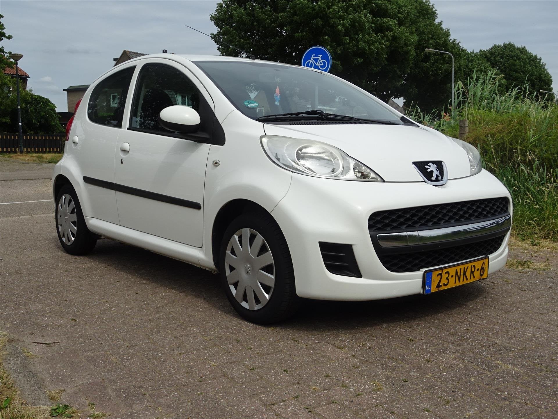 PEUGEOT 107 1.0 12V 68PK 5D XS schakelt zwaar, Voorwielaandrijving, Gebruikt, 4 stoelen, Origineel Nederlands