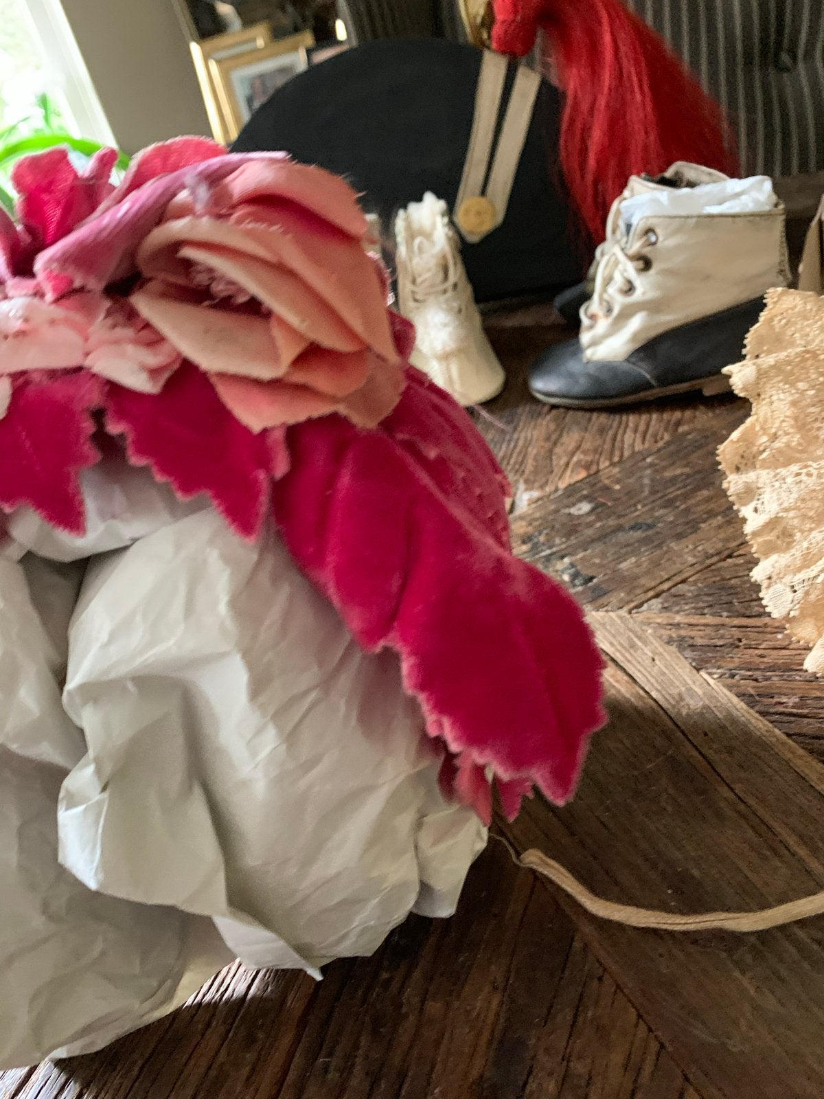 Antieke Franse Bonnet met Roze Fluweel en Stof Bloemen, Antiek en Kunst, Antiek | Kleding en Accessoires, Ophalen of Verzenden