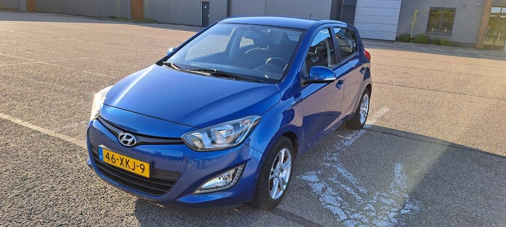 Hyundai i20 1.2I 5-DRS 2012 Blauw met Achteruitrij Camera, Auto's, Hyundai, Euro 5, 4 cilinders, Blauw, Origineel Nederlands