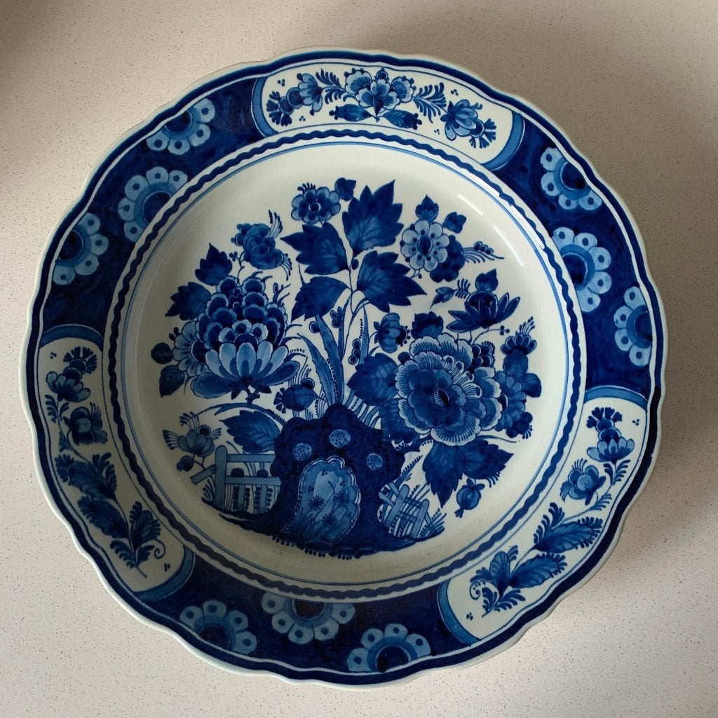 Delftsblauwe oplader, handgeschilderd wandbord met bloemen, Antiek en Kunst, Antiek | Keramiek en Aardewerk, Ophalen