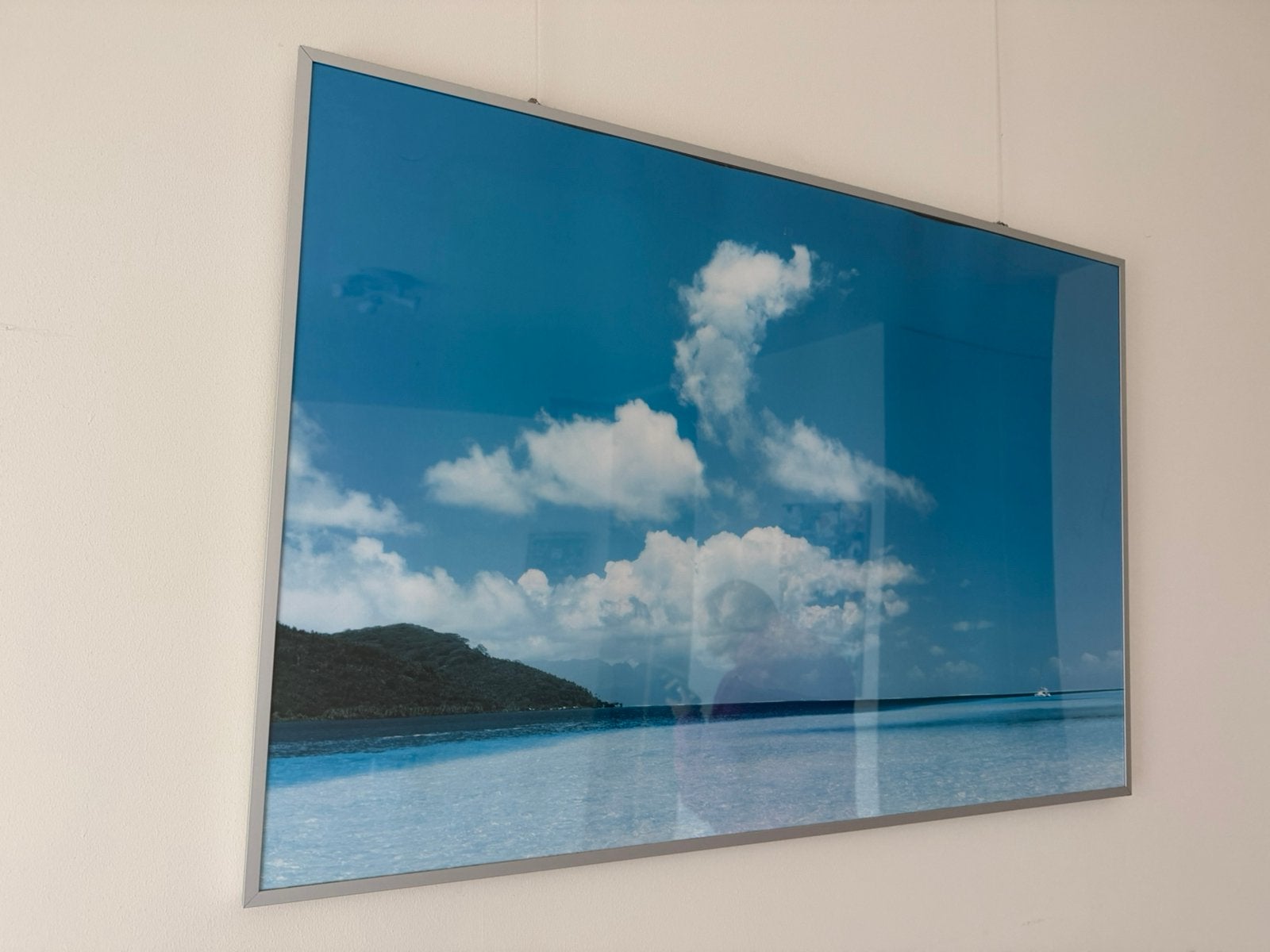 Ingelijste poster wit strand inclusief lijst 122x82, Ophalen of Verzenden, Zo goed als nieuw, 100 tot 125 cm, Foto of Poster